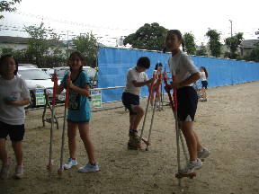 竹馬で遊ぶ６年生のみなさん