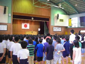 身ぶりを交えて子どもたちに語りかける校長先生