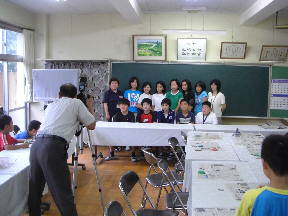 写真撮影をするベルマーク委員会のみなさん