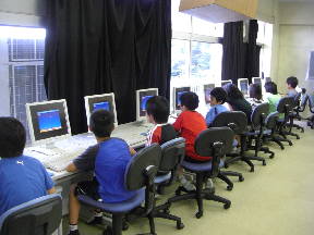 コンピュータを活用して学習を進める子どもたち