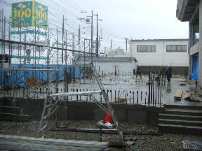 雨天の下，工事が進められています\