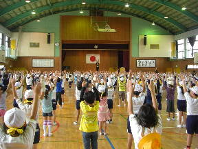 ラジオ体操をする子どもたち