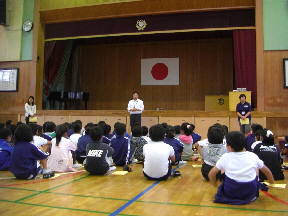 教頭先生のお話を聞く５年生のみなさん