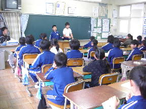 20101021 4年生 清潔調べの様子 ハンカチを全員が持参していました