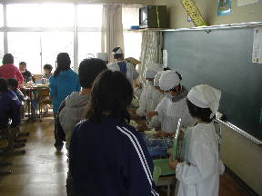 給食の配膳をする子どもたち