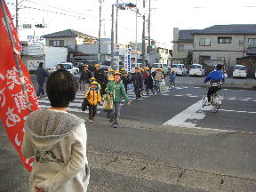 元気よくあいさつする子どもたち