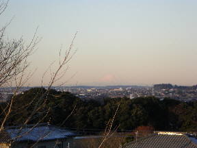 朝日に照らし出され，うっすらと赤く輝く富士山(7:10)