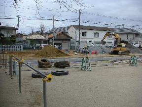 駐車場の排水溝工事が進行中です\