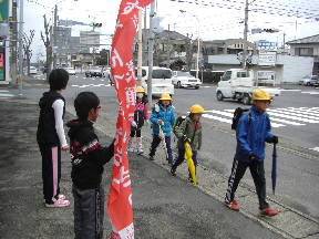 元気よくあいさつする児童会役員のみなさん