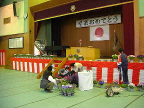 体育館の式場で花を飾っています\