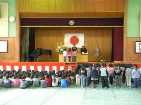 校長先生から修了証書をいただく１年生\