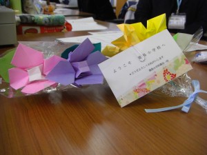 本校に赴任された先生の机上に置かれた手作りの花束とメッセージカード(7:50)