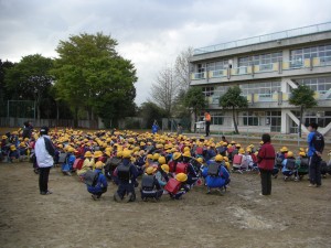 交通安全部の先生のお話を聞く子どもたち