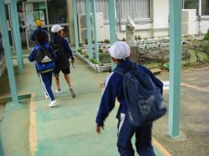 20110517 職員室へ向かうレク係の子どもたち(6:30)