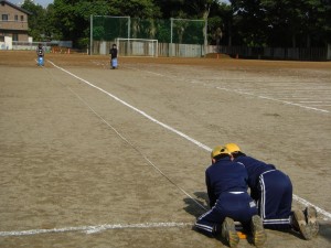 20110525 巻き尺を押さえる6年生とラインを引く本校職員(7:45)