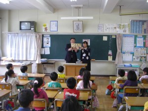 校長先生と２年担任による紙芝居(8:15)