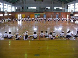 シャトルランにチャレンジ　走る子どもたちと記録する子どもたち(9:50)