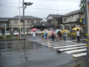 鹿島小前交差点を横断する子どもたち(7:40)