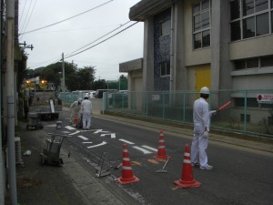 スクールゾーンの表示工事が進められています(10:10)