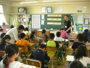 講師の先生のお話を聞く子どもたち