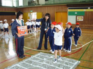 交差点を渡ろう。車が来たら？！\