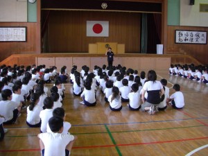 看護当番の先生のお話「今週の目標は，すすんであいさつをしよう。ハンカチやタオルをみにつけようです」\