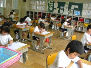 漢字テストに取り組む子どもたち(14:00)