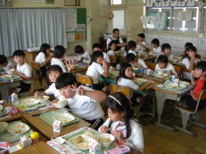 「給食おいしいな！」３年生の子どもたち