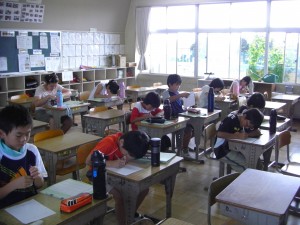 集中して学習に励む４年生のみなさん