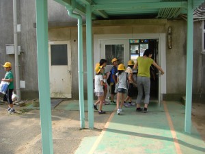 登校してきた子どもたち,先生と一緒に教室へと向かいました(7:50)