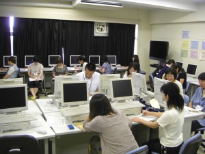 体験学習を行う本校職員