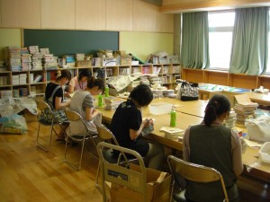 本の登録作業をすすめる学校図書館司書の先生方(9:30)