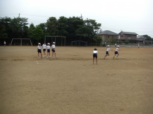 バトンパスの練習をする子どもたち(7:50)