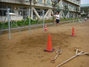 走り幅跳びの練習をする男子児童(7:55)