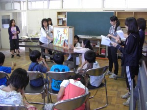 １，２年生担当職員による紙芝居です\