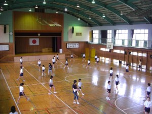 熱心に練習をすすめる子どもたち