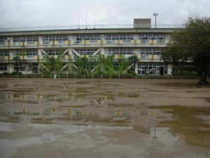 朝の大雨で水はけのよいグラウンドも大きな水たまりができていました(7:20)