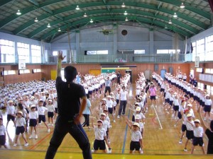 「体操のお兄さん」忍先生と運動をする子どもたち(9:05)