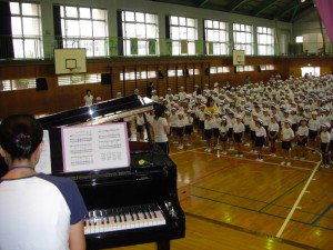 音楽担当の先生の指揮・伴奏に合わせて歌う子どもたち(8:55)