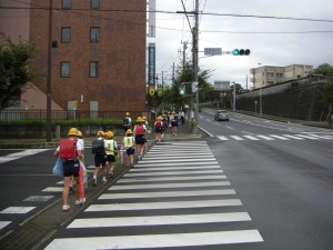 班長さんを先頭に学校へ向かう子どもたち(7:35)