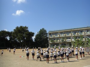 吹奏楽部とバトン部の合同練習\