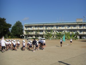 全体練習で入場行進をする子どもたち