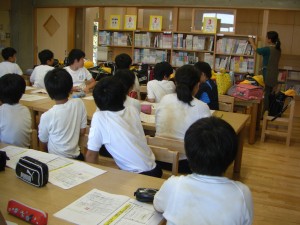 まもなく開館　図書の分類について先生から説明を受ける図書委員会のみなさん