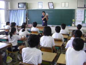 和菓子の歴史についての本を紹介する本校職員(8:25)