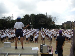 指揮に合わせて運動会の歌を歌いました