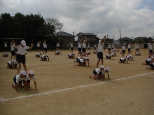 曲に合わせて組体操の練習をする子どもたち(11:50)