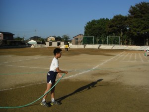  水まきをする６年生\