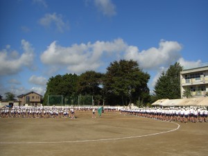 入場行進をする子どもたち(8:45)