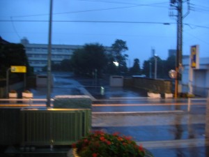 鹿島高校正門方向の様子　雨と風で視界があまりよくありません。(17:20)