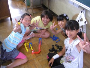 ドミノで遊ぶ子どもたち